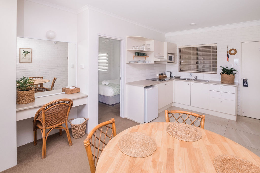 Room 6 kitchen 1.JPG